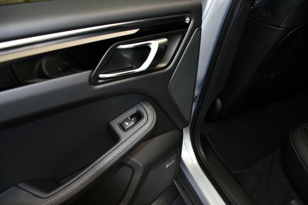 Thumbnail: 2026 Porsche Macan - 20