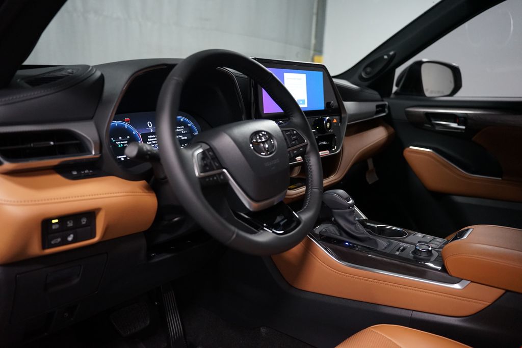Thumbnail: 2025 Toyota Highlander - 16