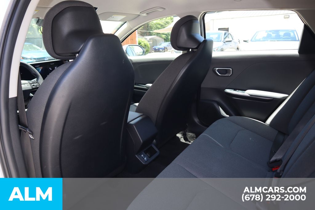 Used 2025 White Kia LXS image 18