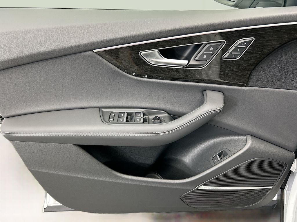 Thumbnail: 2026 Audi Q8 - 23