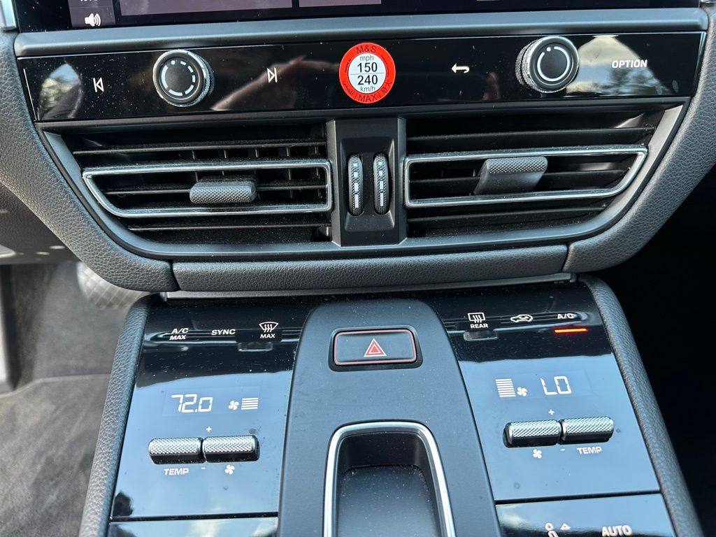 Thumbnail: 2023 Porsche Macan - 24