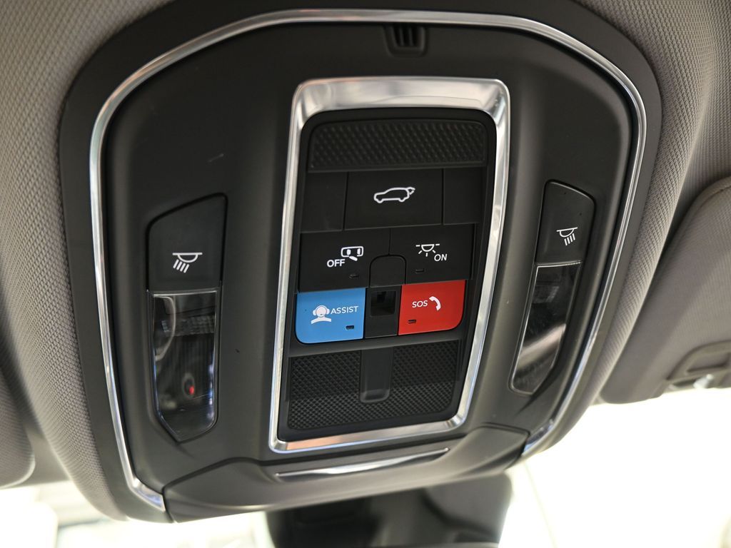 Used 2023 Diamond Black Crystal Pearlcoat Jeep Limited image 29