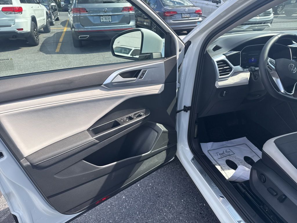 2025 Volkswagen Taos 1.5T SE White at Sutliff Volkswagen