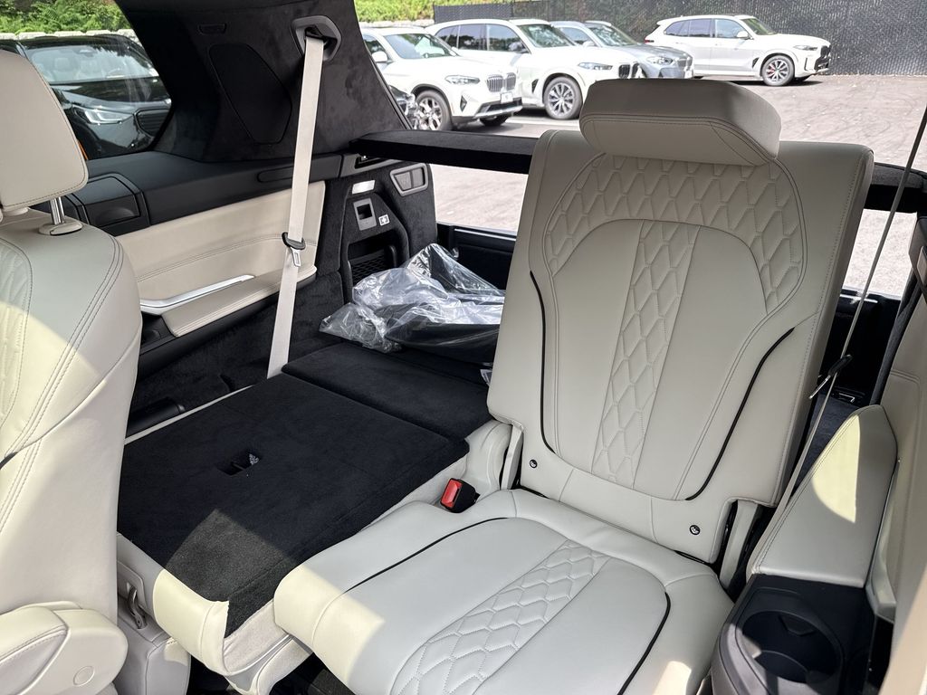 Thumbnail: 2027 BMW X7 - 24