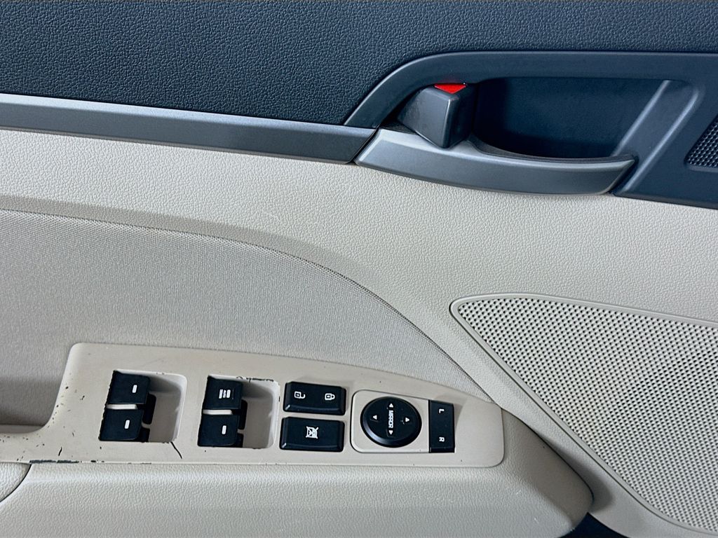 Thumbnail: 2018 Hyundai Elantra - 17