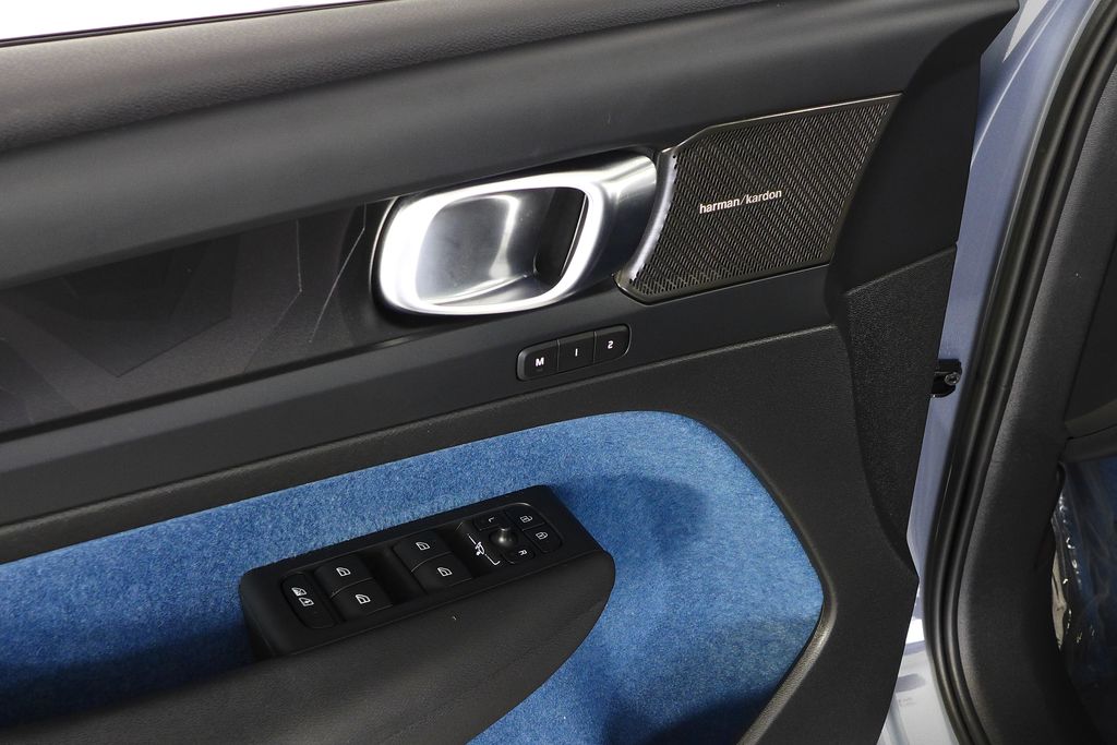 Thumbnail: 2023 Volvo XC40 - 12