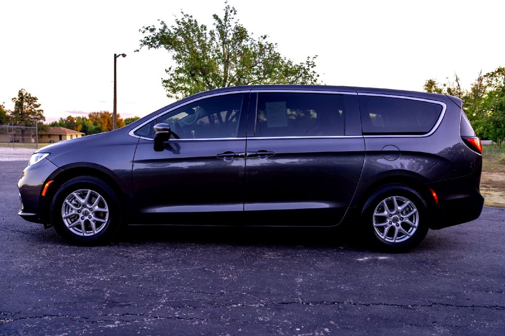 Used Car 2023 Chrysler Pacifica  Touring L For Sale Under $30,000 In Taylor, Texas