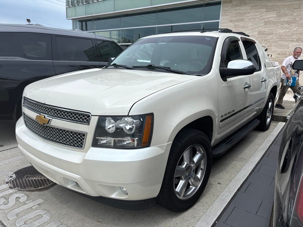 White Diamond Clearcoat 2013 Chevrolet Avalanche Pickup Truck 4X2 6-Speed Automatic