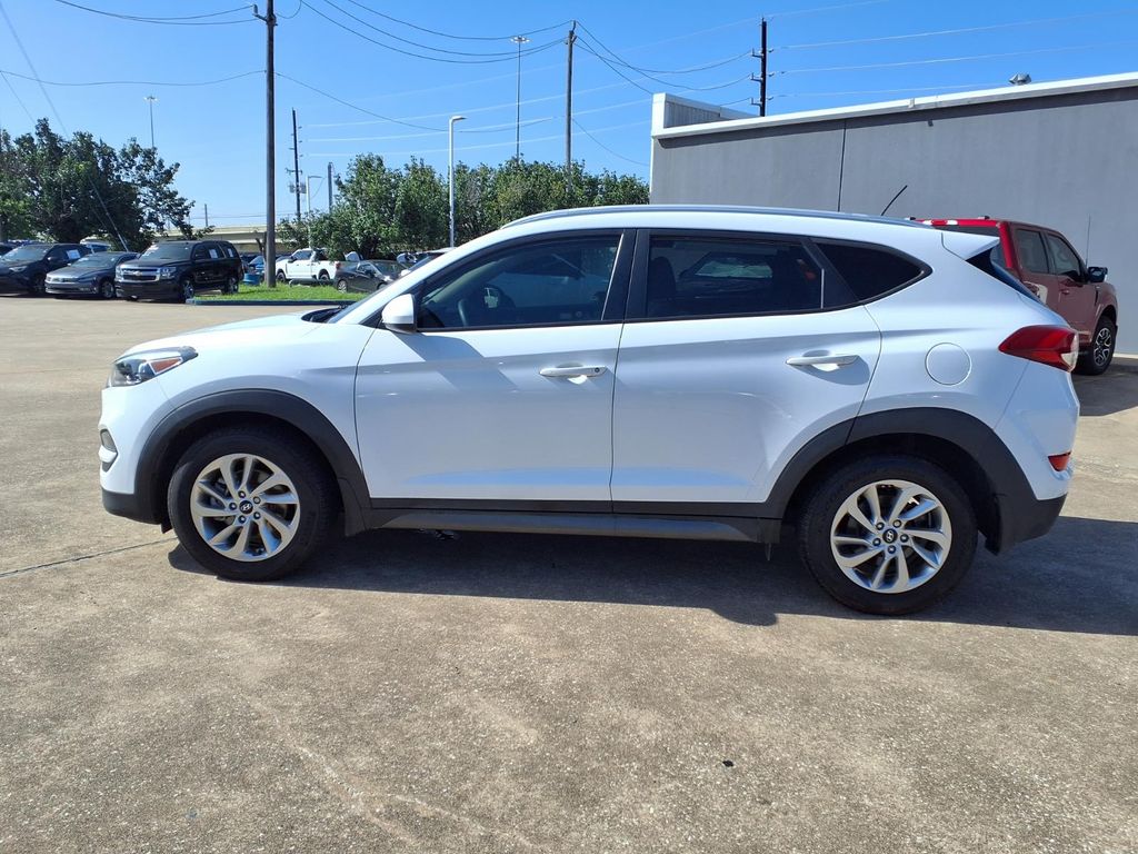 2016 Hyundai Tucson SE White at Baytown Hyundai