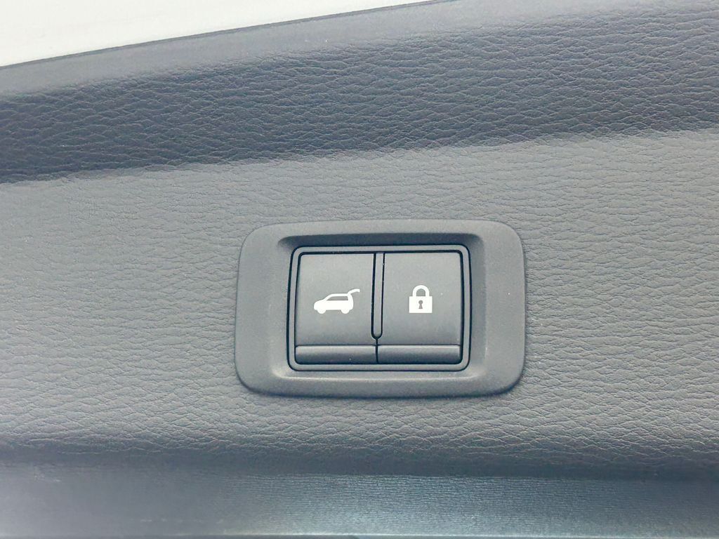 Used 2022 White Diamond Mitsubishi SEL image 33