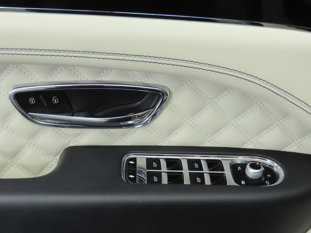 Thumbnail: 2022 Bentley Bentayga - 24