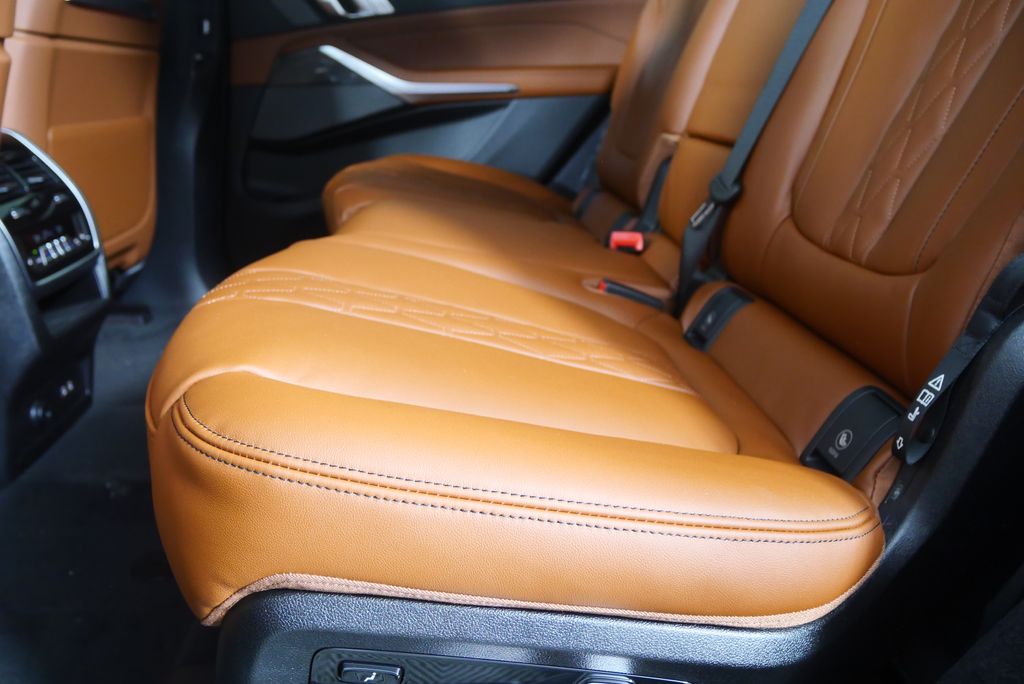 Thumbnail: 2026 BMW X7 - 15