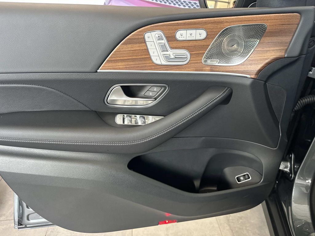 Thumbnail: 2026 Mercedes-Benz GLE - 18