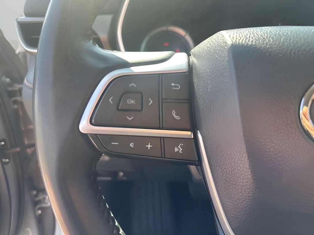 Used Car 2023 Toyota Highlander Hybrid  Bronze Edition For Sale Under $40,000 In Austin, Texas