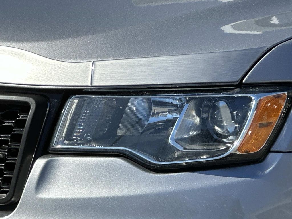 Thumbnail: 2017 Jeep Grand Cherokee - 3