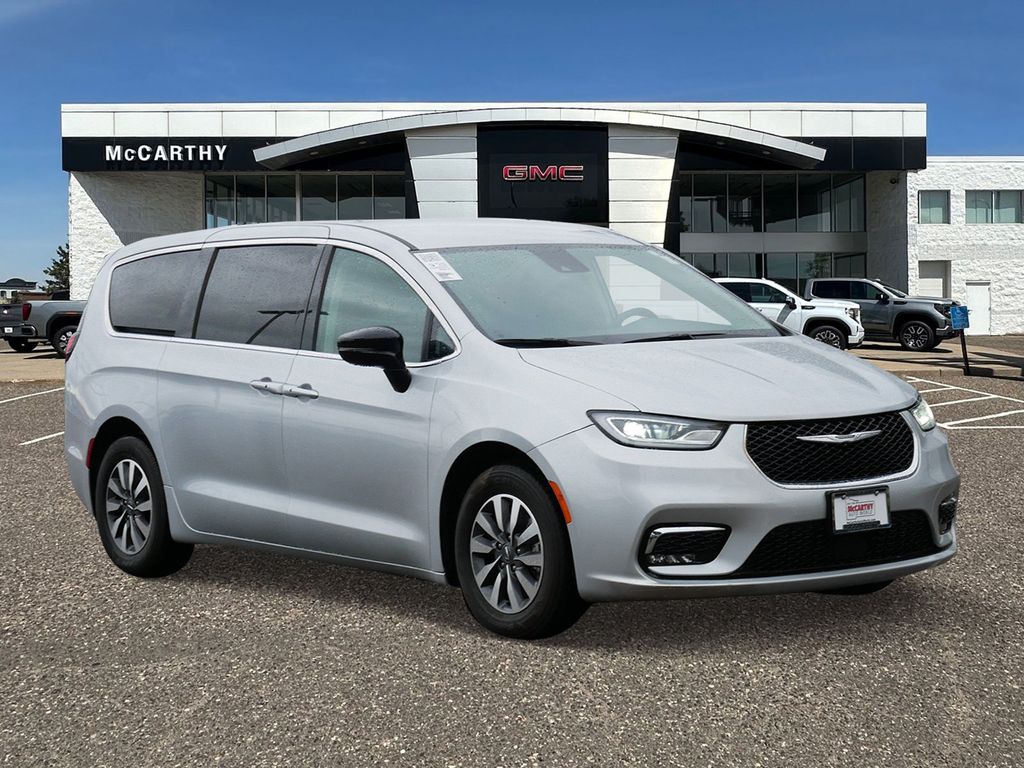 Silver Mist Clearcoat 2024 Chrysler Pacifica Hybrid Minivan Front-Wheel Drive Continuously Variable Transmission