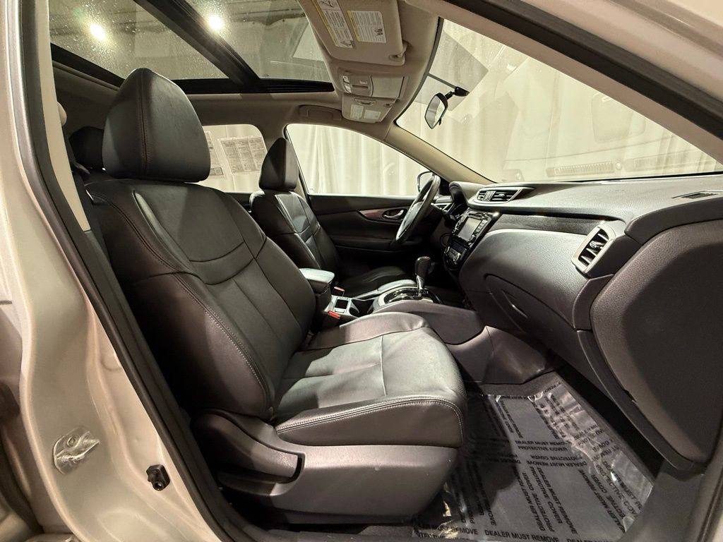2016 Nissan Rogue SL 23