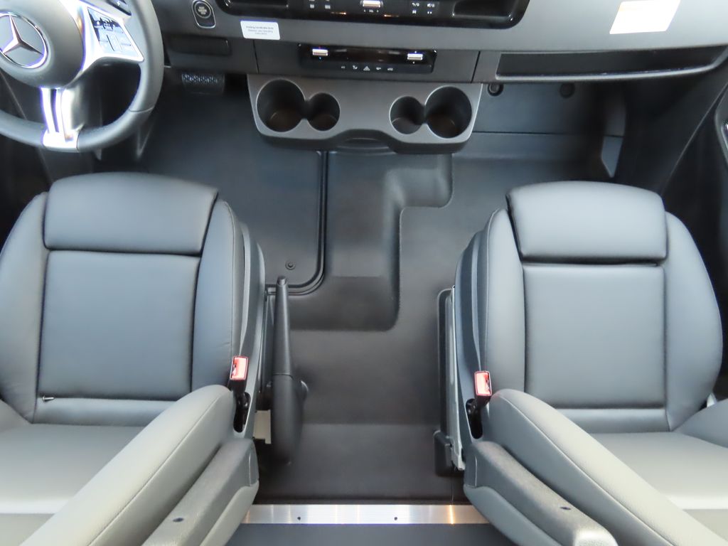 Thumbnail: 2025 Mercedes-Benz Sprinter - 18