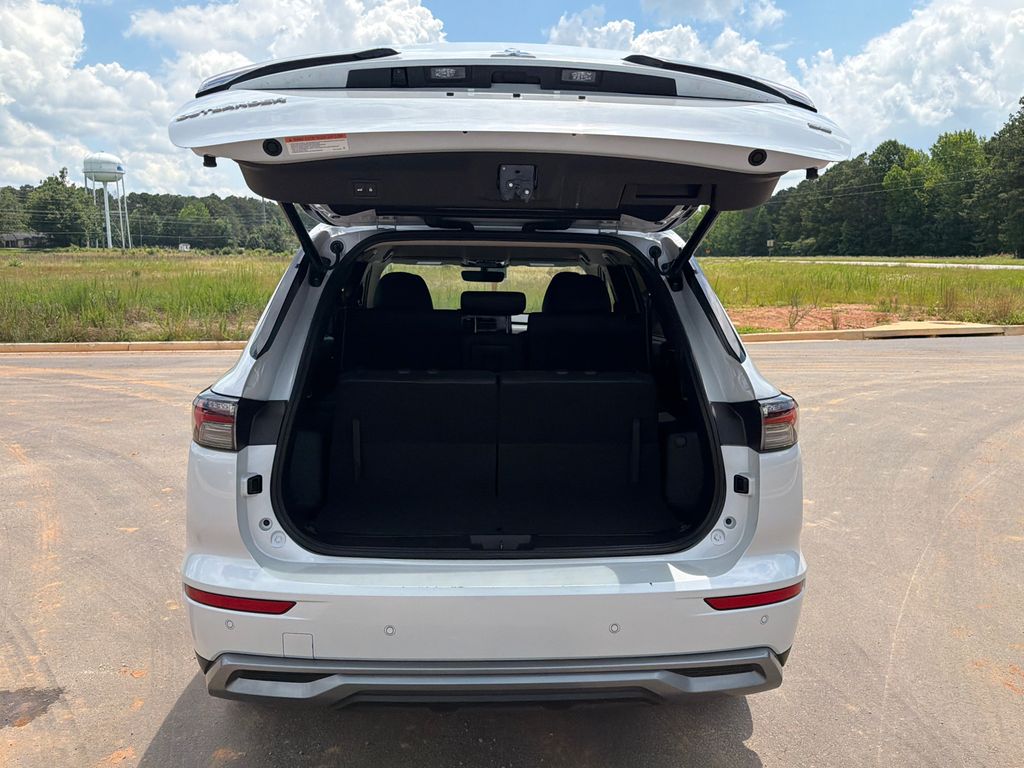 Used 2025 White Mitsubishi SE image 18