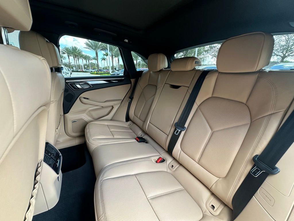 2025 Porsche Macan  27
