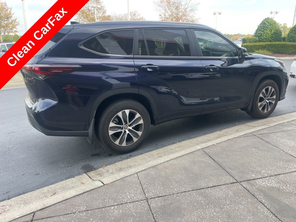2024 Toyota Highlander XLE photo 3