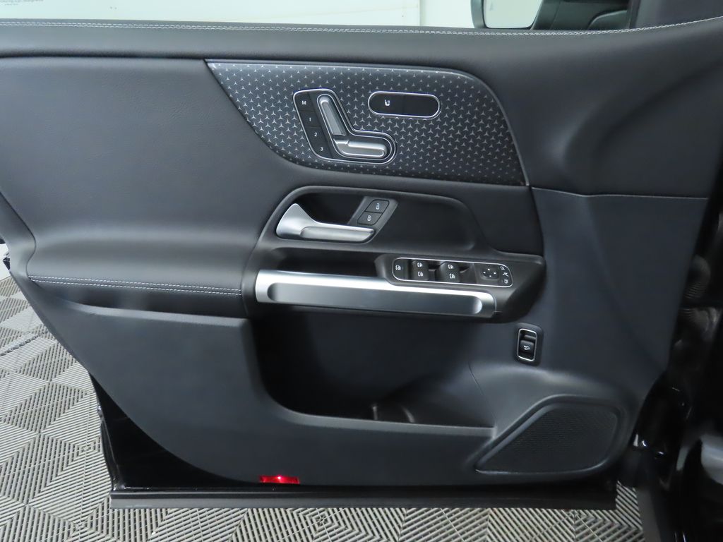 Thumbnail: 2025 Mercedes-Benz GLB - 24