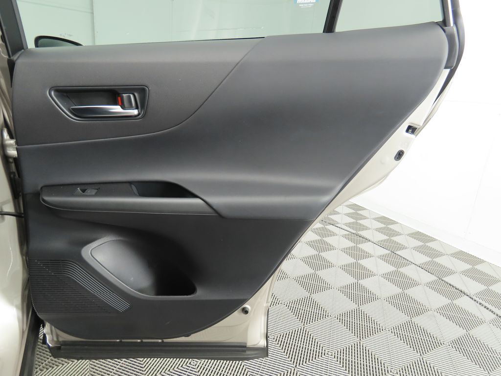 2021 Toyota Venza LE 27