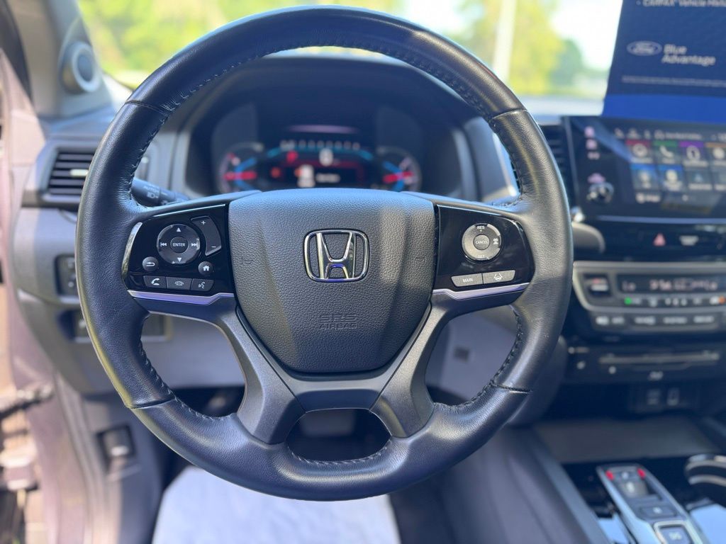 2020 Honda Pilot Touring w/Rear Captain's Chairs