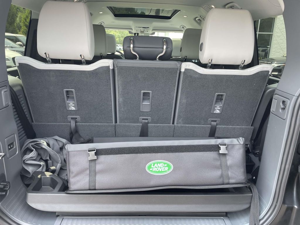 New 2026 Black Land Rover X-Dynamic SE image 19
