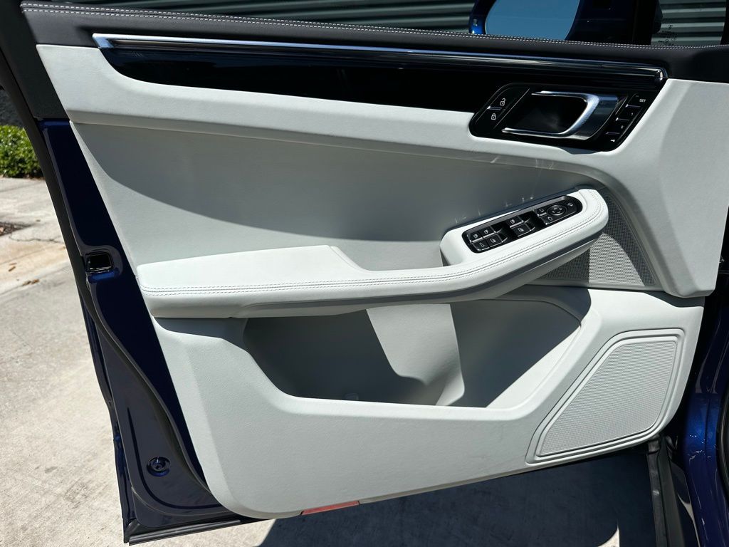 Thumbnail: 2026 Porsche Macan - 19