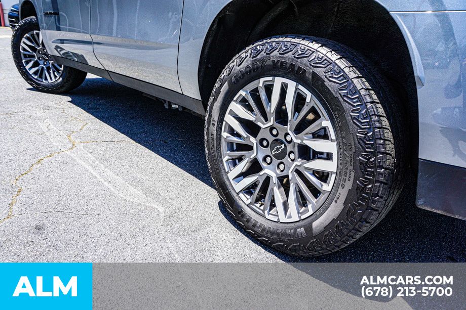 Used 2025 Gray Chevrolet Z71 image 16