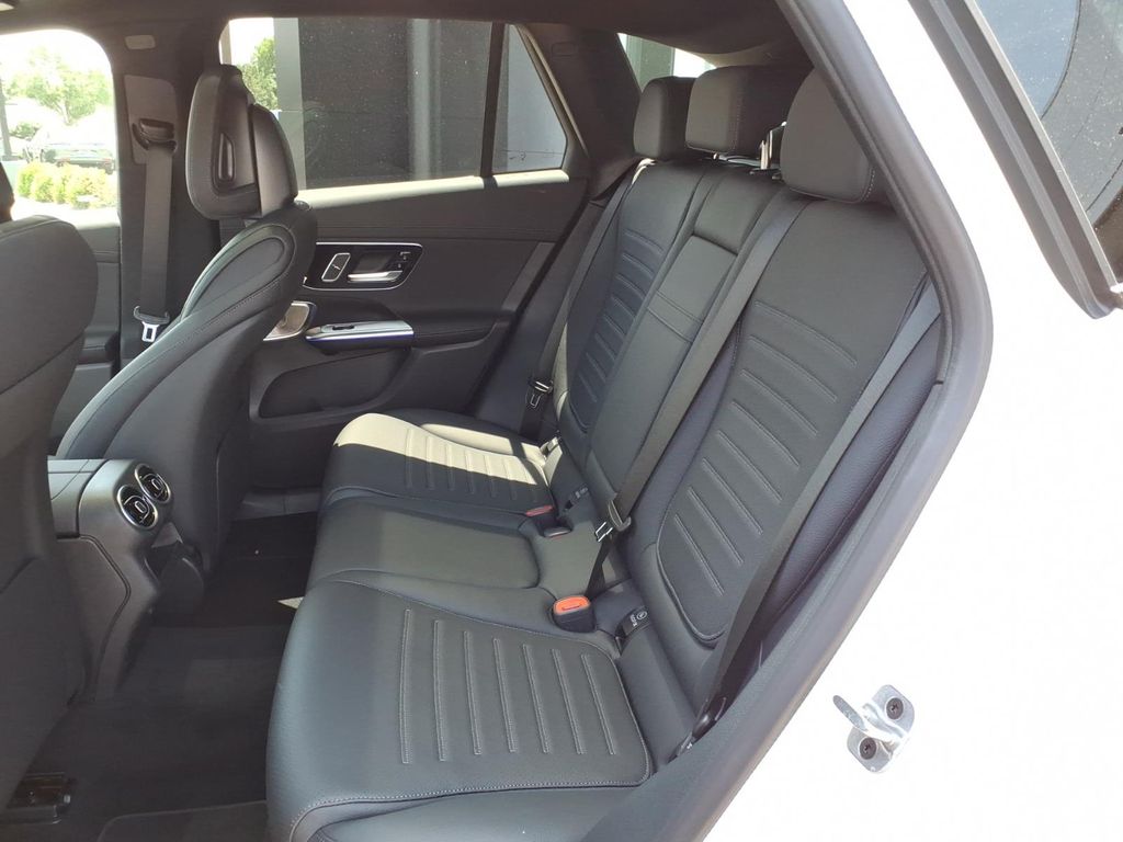 New 2026 MANUFAKTUR Moonlight White Metallic Mercedes-Benz GLC 300 image 18