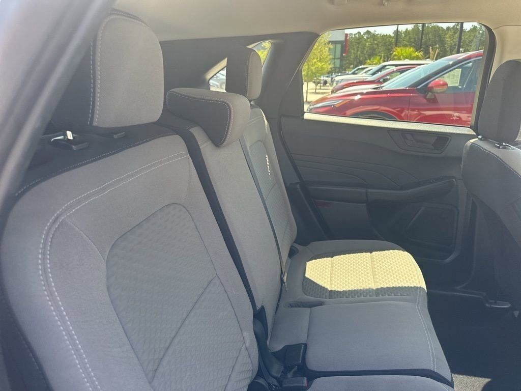 2022 Oxford White Ford Escape SE FWD SUV