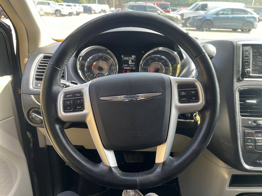 2016 Chrysler Town & Country Touring 10