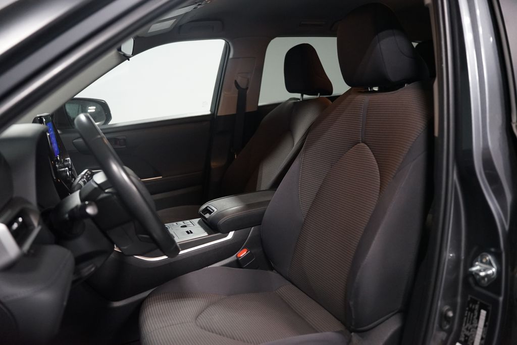 Thumbnail: 2023 Toyota Highlander - 7