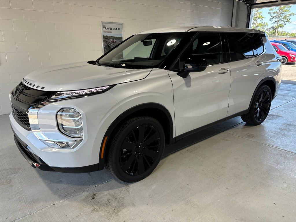 White 2026 Mitsubishi Outlander SUV / Crossover Front-Wheel Drive Continuously Variable Transmission