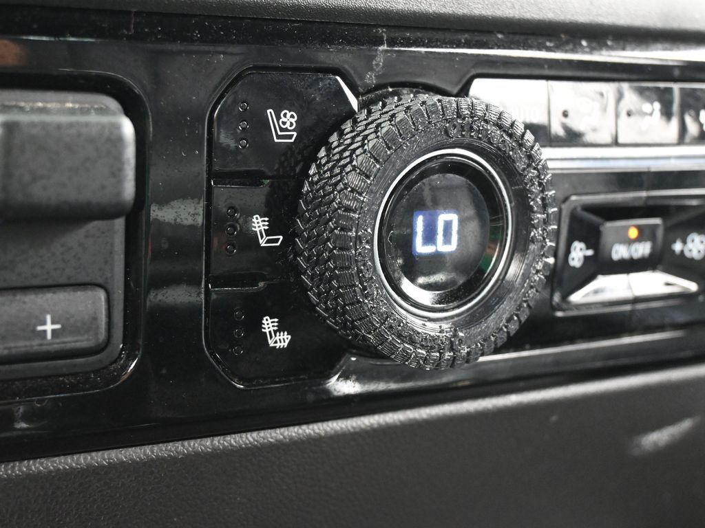 Used 2022 Iridescent Pearl Tricoat Chevrolet High Country image 33