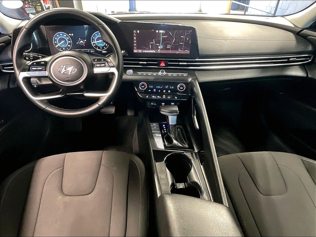 2023 Hyundai Elantra — photo 21