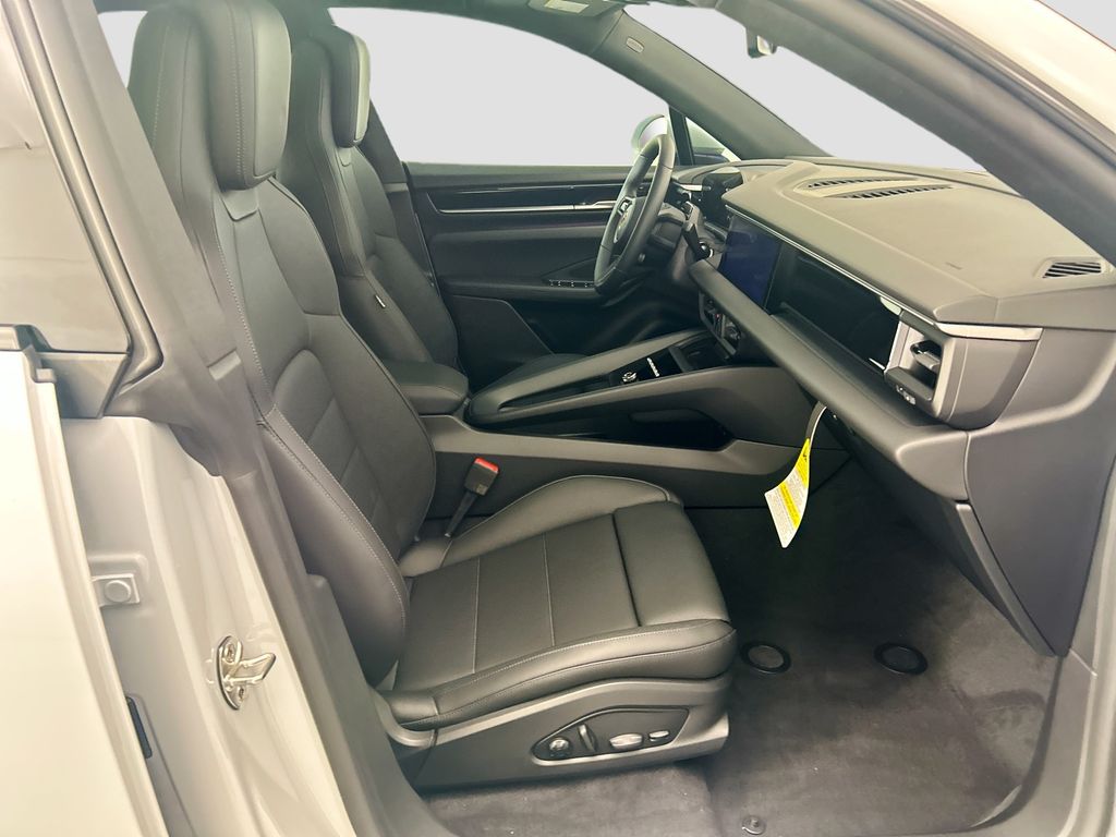 Thumbnail: 2026 Porsche Macan - 21