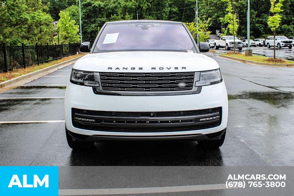 Used 2023 White Land Rover SE image 10