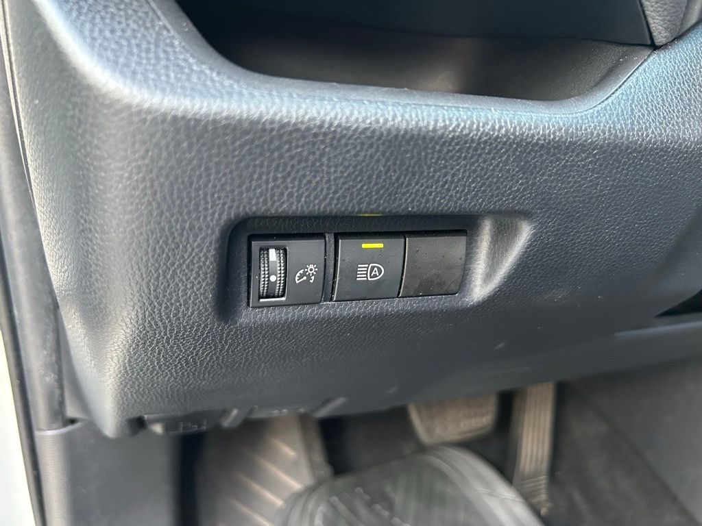 2021 Toyota RAV4 LE 16