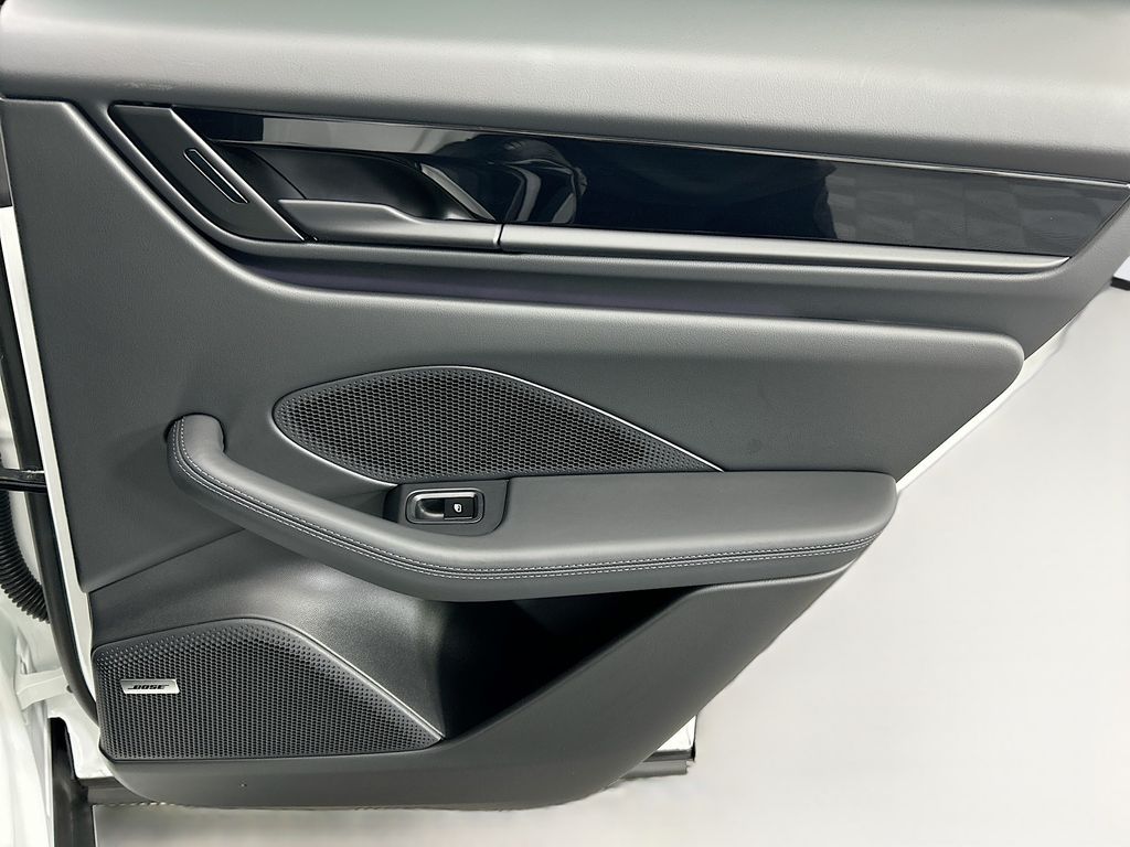 Thumbnail: 2025 Porsche Macan - 28