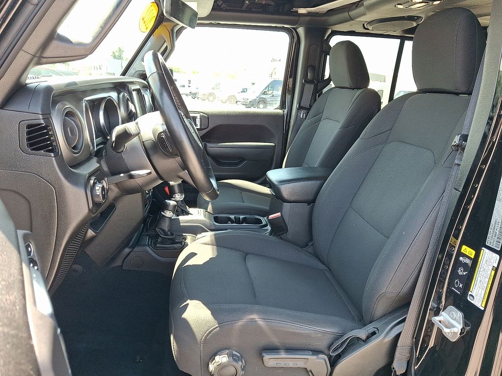 2022 Jeep Wrangler — photo 14