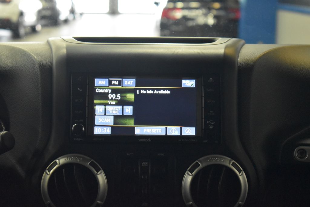 2014 Jeep Wrangler Unlimited Sahara 17