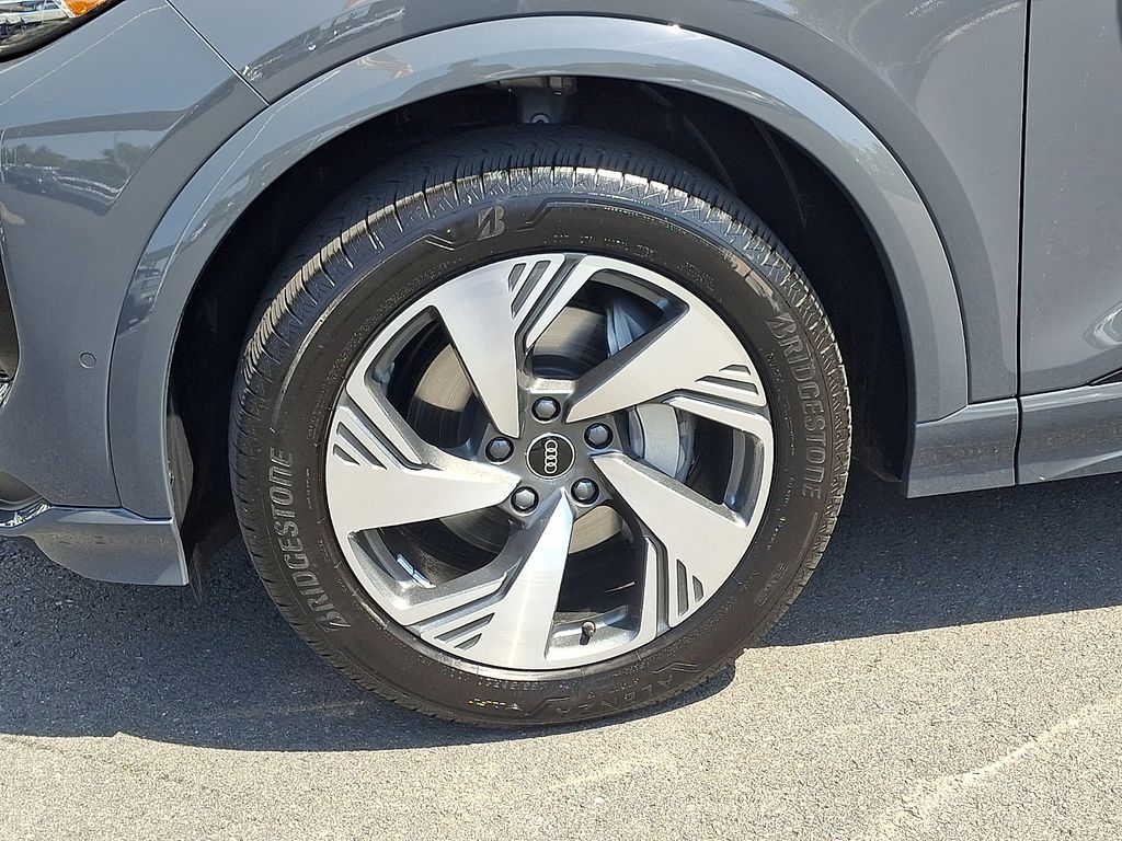 Thumbnail: 2025 Audi Q6 e-tron - 8