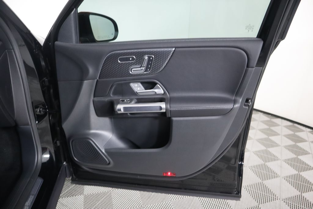 2025 Mercedes-Benz GLB 250 26