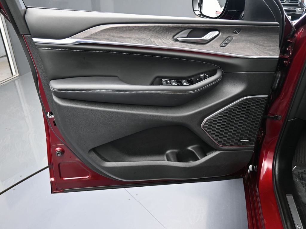 Used 2023 Velvet Red Pearlcoat Jeep Overland image 13