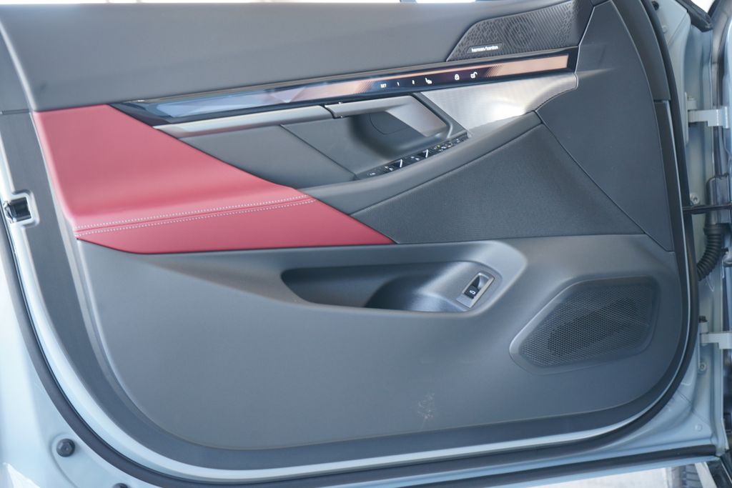 Thumbnail: 2026 BMW i5 - 9