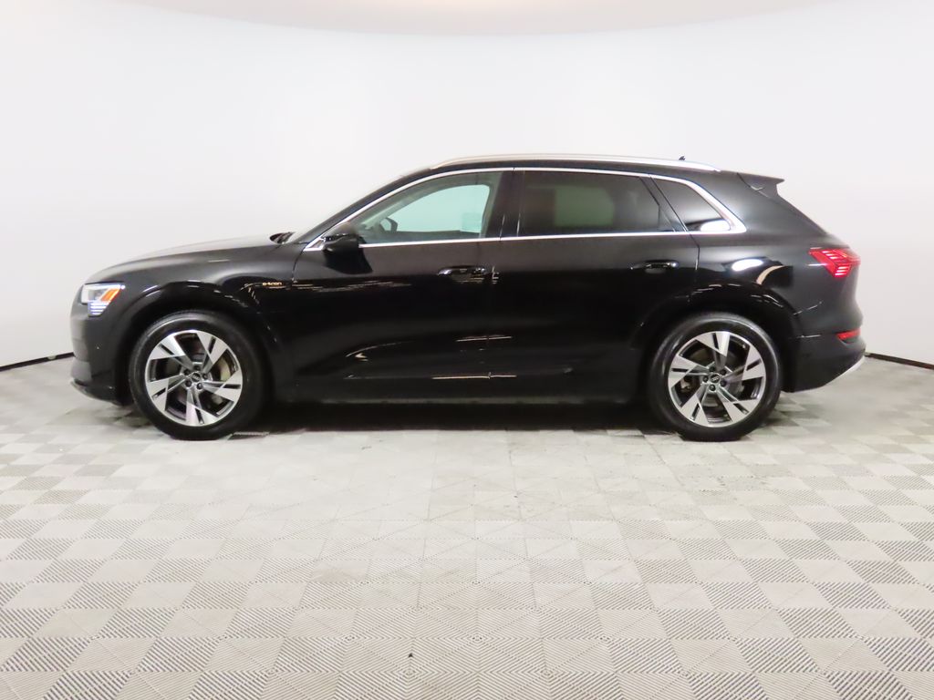 Thumbnail: 2022 Audi e-tron - 2