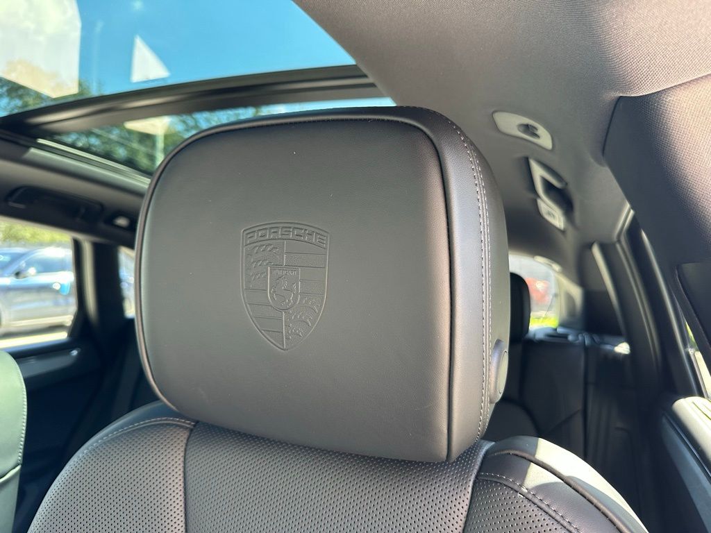 Thumbnail: 2026 Porsche Macan - 23